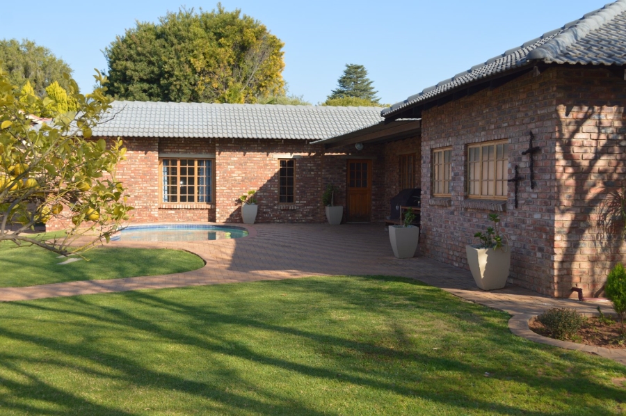 6 Bedroom Property for Sale in Flamwood North West
